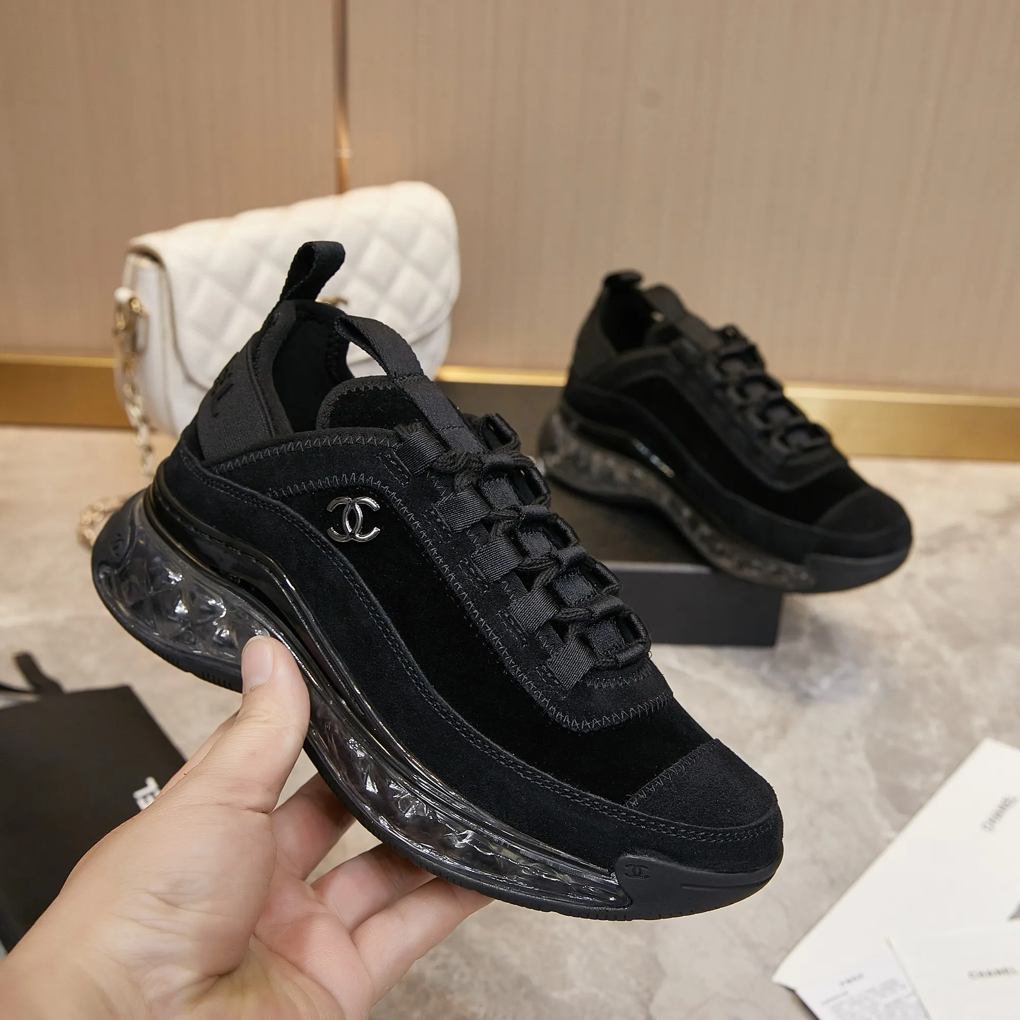 Men's men's shoes pP580! Chanel Chanel - 2024 counter top casual sneakers This classic design; the upper is made of various craftsmanship styles; the outsole is fashionable and sporty; the outsole is fashionable and sporty; the extraordinary inclusion of a variety of color matching elements... The diversified mix and match is very beautiful and versatile, casual, fashionable, sports and outdoor can be taken into account... ꫛꫀꪝ Go➫ Materials: ❶Upper made of: original imported cowhide ❷Inside made of: original imported breathable sheepskin ❸Outsole is based on: Original TPU air cushion outsole. Full set of boutique packaging for women 35–41 and men 39–45.